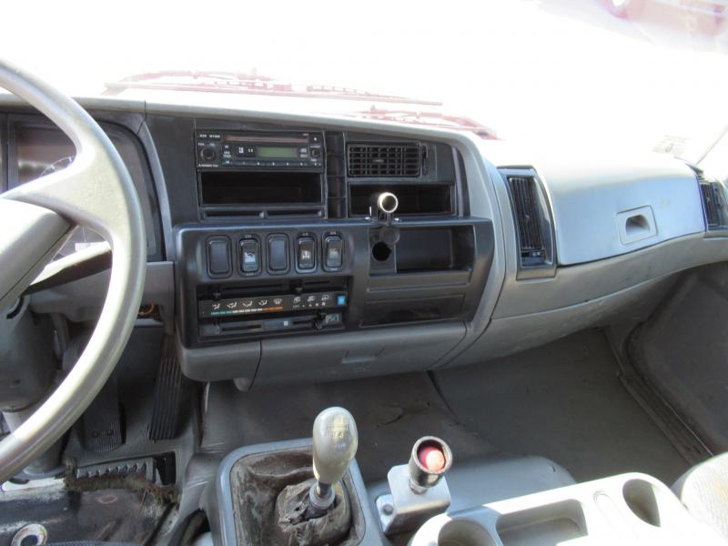 2001 MITSUBISHI FM657 11