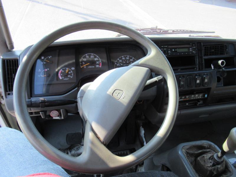 2001 MITSUBISHI FM657 13